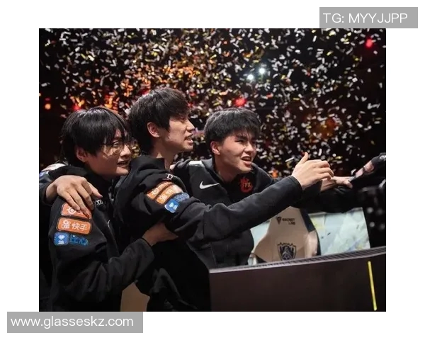 英雄联盟实力排行榜揭晓FPX强势登顶第三名引发热议